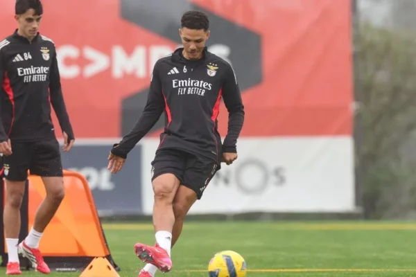 Alexander Bah disponível no Benfica para enfrentar o Milan - Terceiro Anel