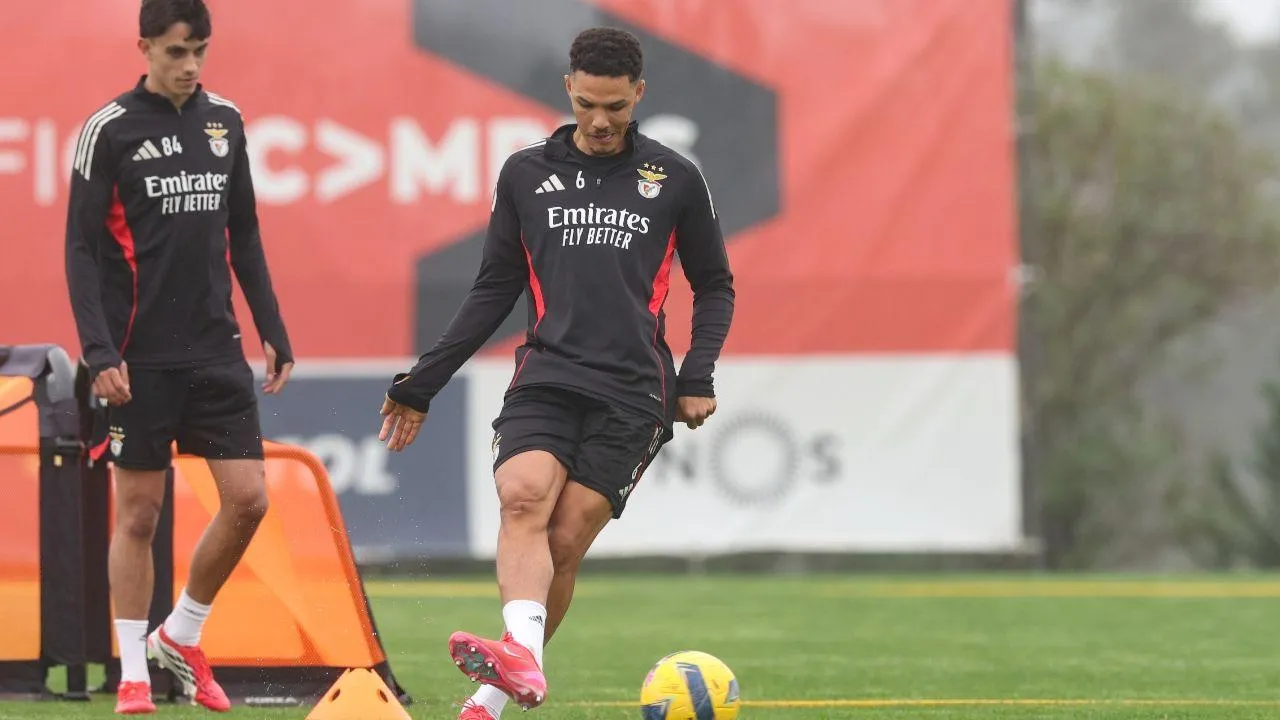 Alexander Bah disponível no Benfica para enfrentar o Milan - Terceiro Anel